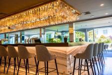 06 bar