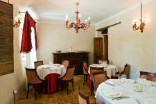 villa-rinalducci-la-colazione-sala-tavoli-cibo-1