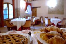 villa-rinalducci-la-colazione-sala-tavoli-cibo-2
