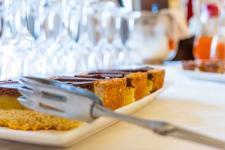 villa-rinalducci-la-colazione-sala-tavoli-cibo-7