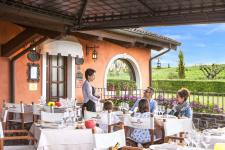 sel24_tavernetta-ambienti-con-modelli-2-2048x1365