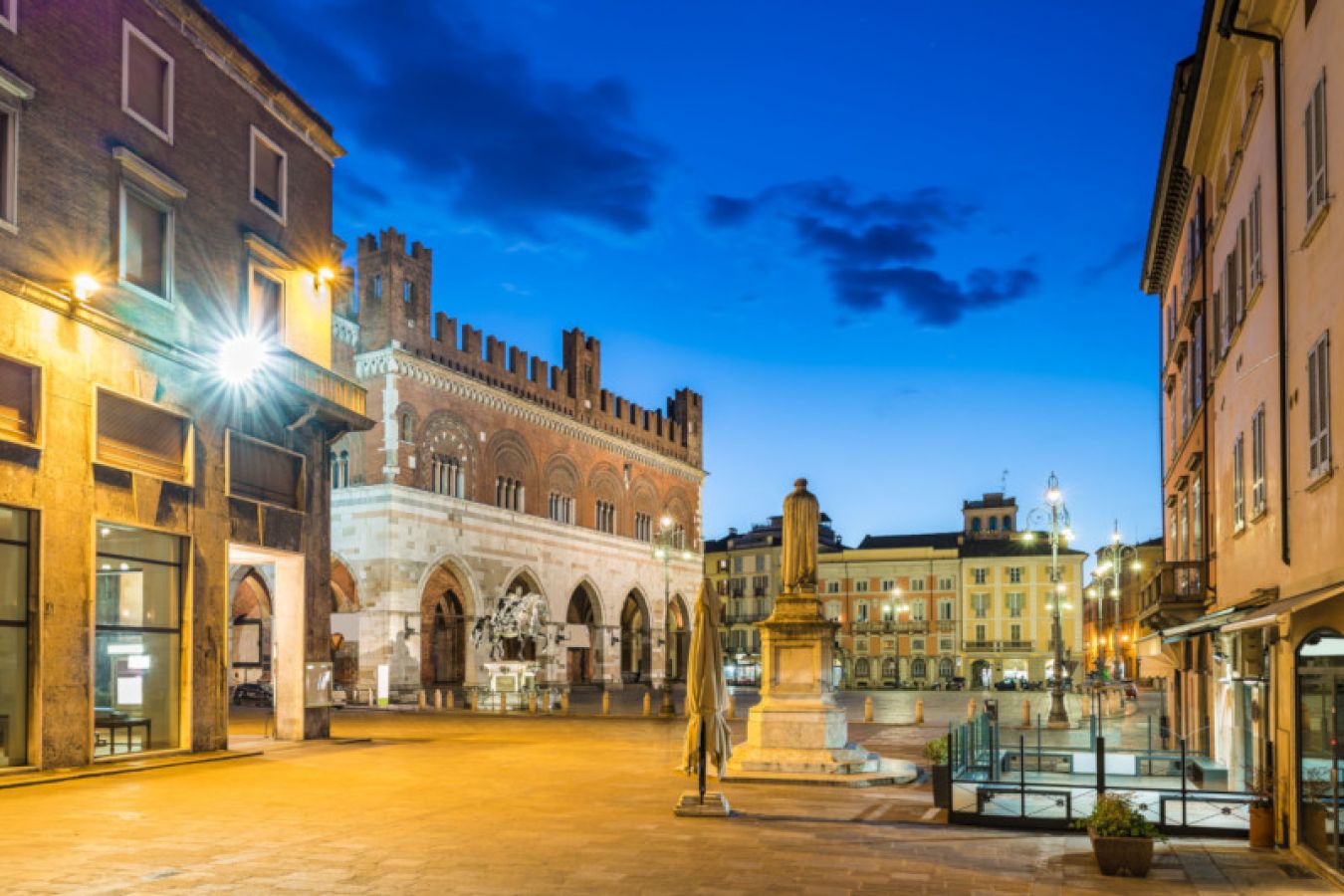 piazza-cavalli-e-palazzo-gotico-piacenza