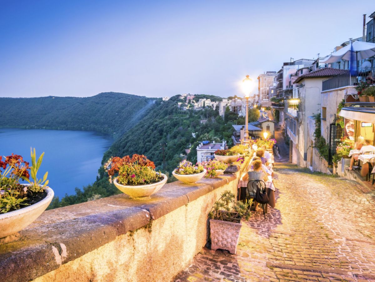 il borgo di castel gandolfo alla sera sul lago albano, castelli romani