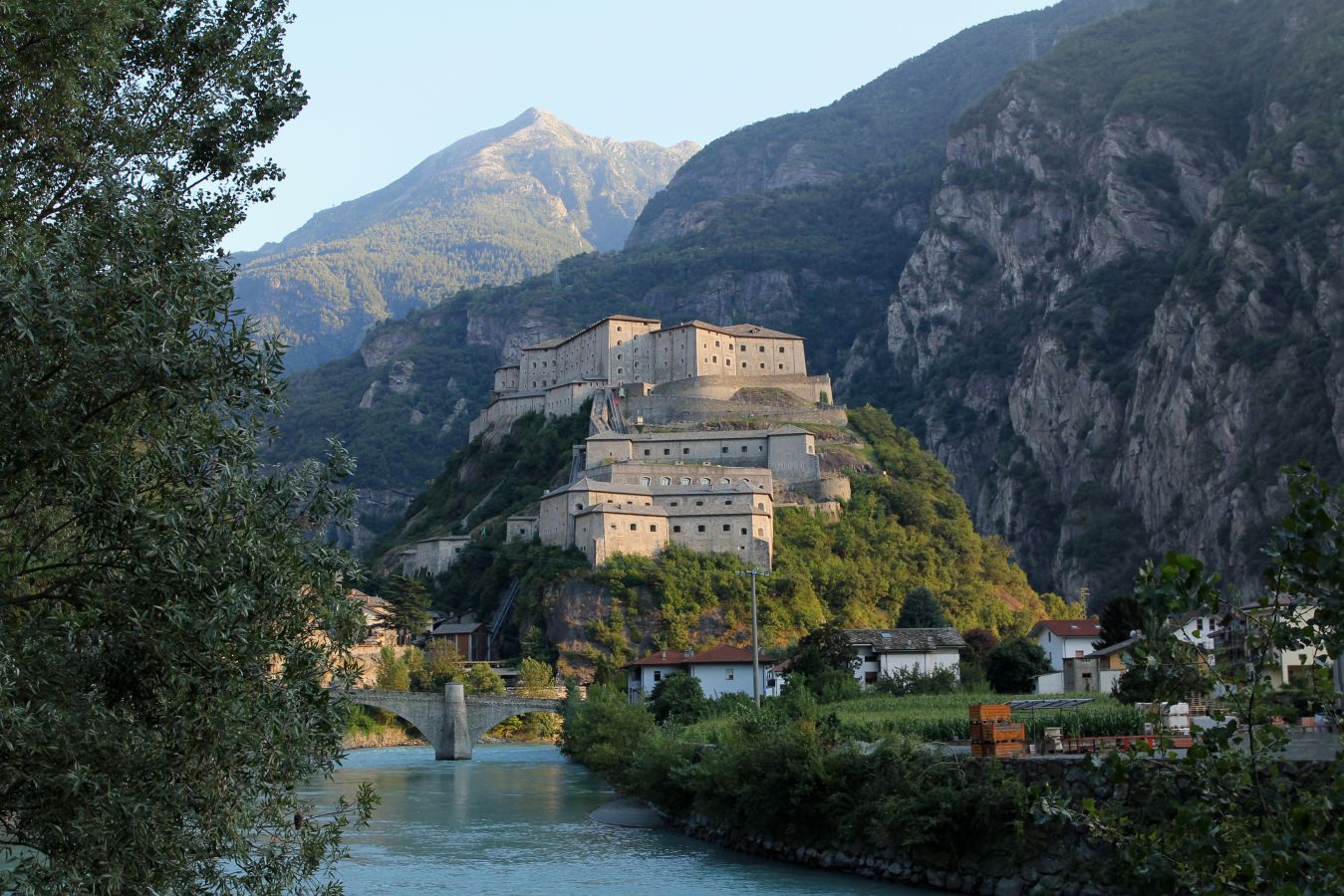 22114745_xl forte di bard dal fiume illuminato dalla luce del tramonto, castelli