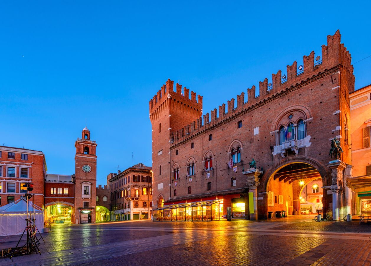 pallazzo communale e piazza della cattedrale a ferrara