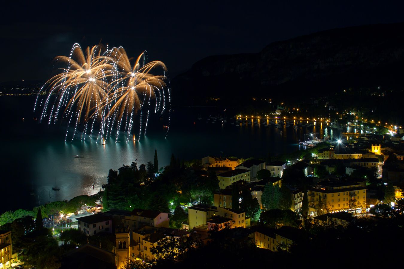 19883662_xxl fuochi d'artificio sul lago di garda, capodanno, veneto