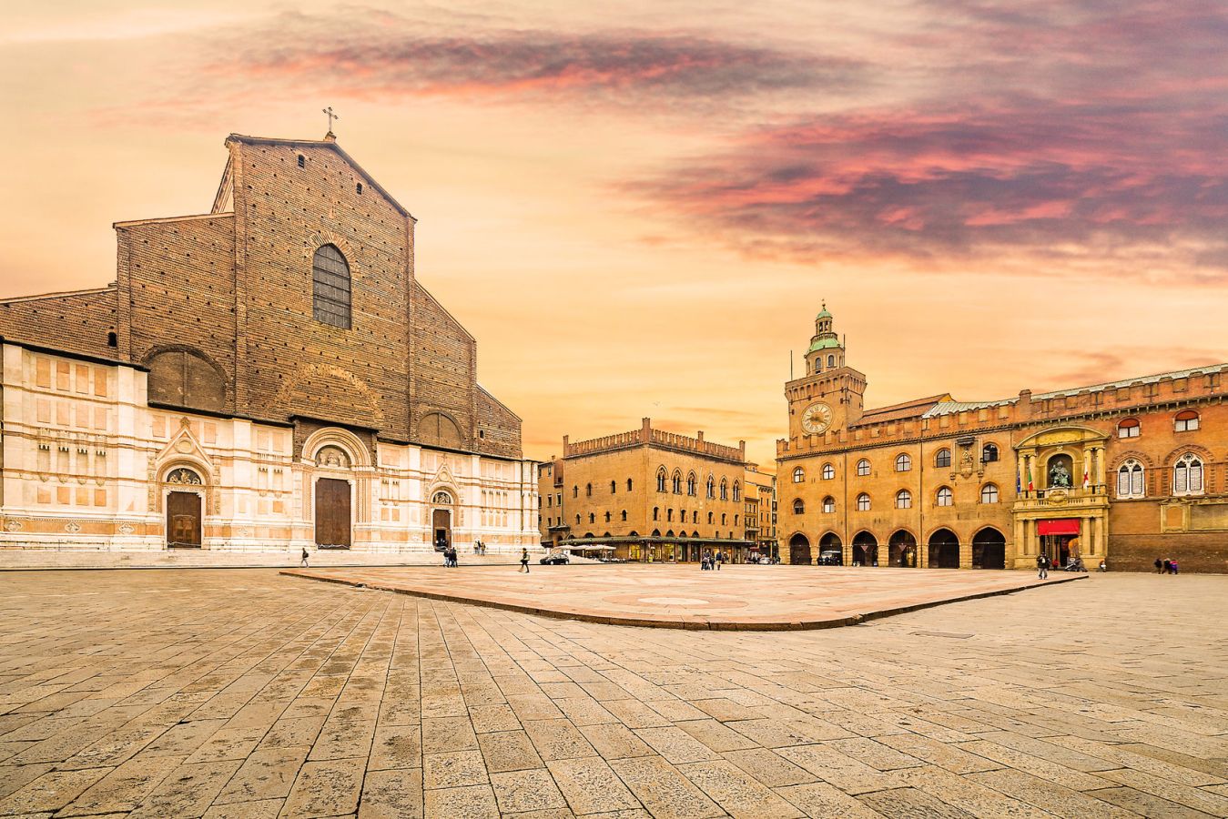68390353_ml piazza maggiore a bologna, emilia-romagna
