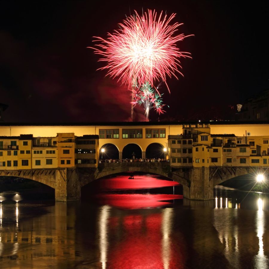 16585381_l fuochi d'artificio su ponte vecchio a firenze, capodanno, toscana