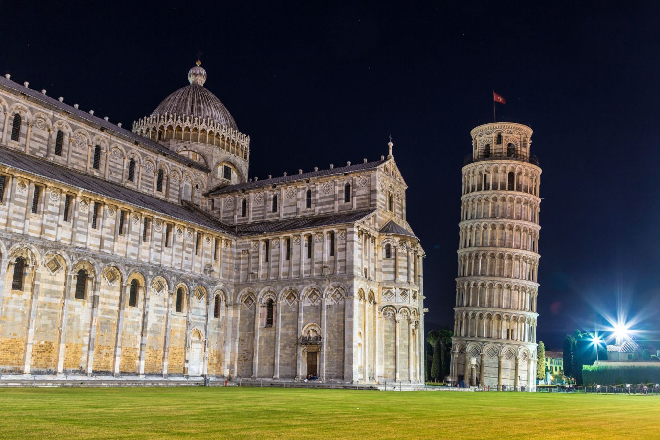 piazza dei miracoli di notte e la torre di pisa