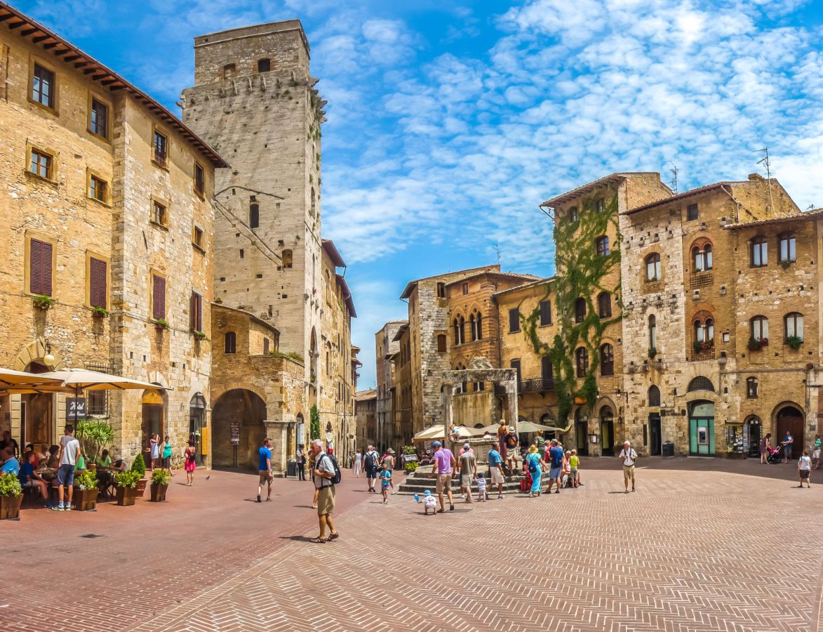 piazza della cisterna e la torre del diavolo a san gimignano
