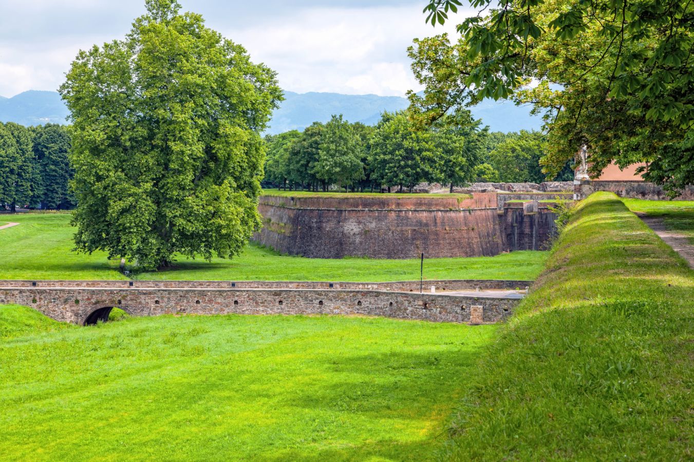 mura della fortezza medievale nella città lucca
