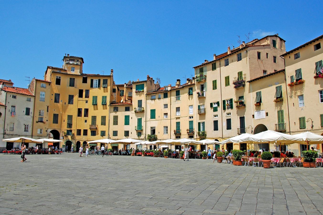 piazza anfiteatro, lucca
