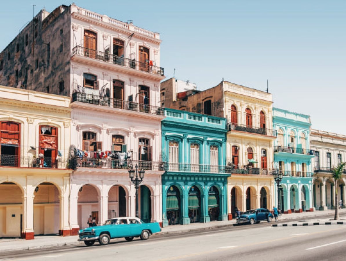 1ca_avana_old_town_cuba_rmg7vk