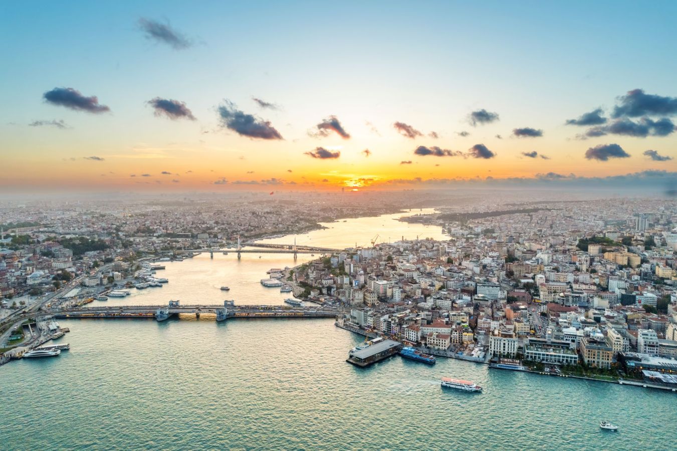 vista-panoramica-del-drone-aereo-di-istanbul-al-tramonto-turchia