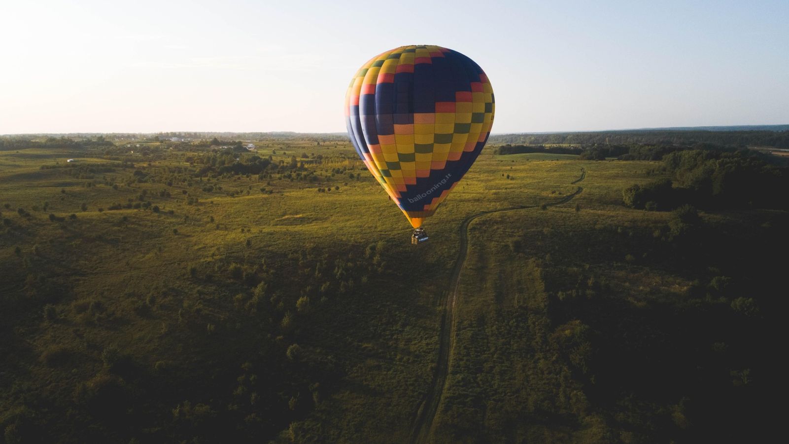 geguziukasig-hot-air-balloon-4095513_1920