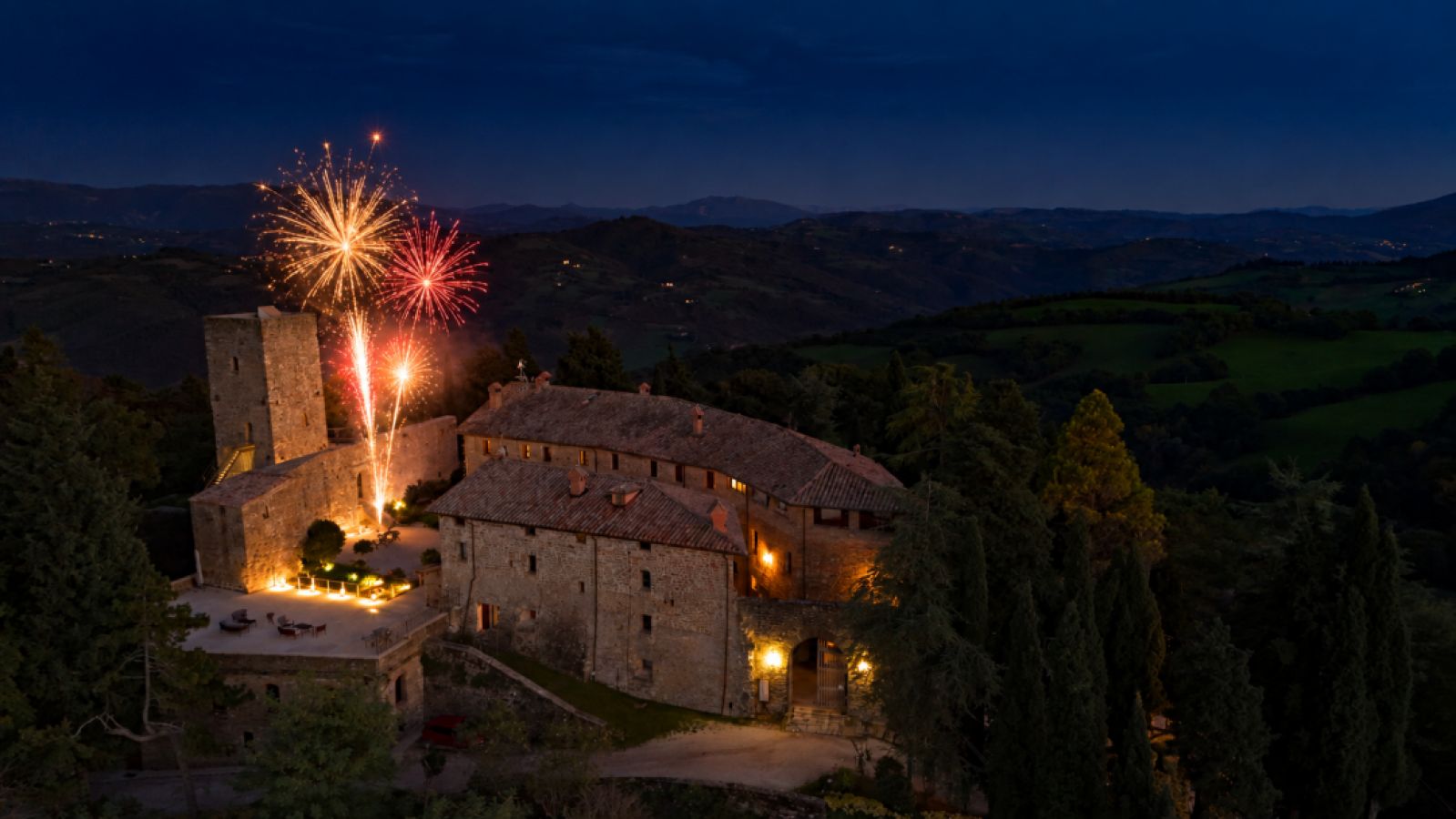 fuochi-dartificio-sul-castello-nella-notte-1080x608