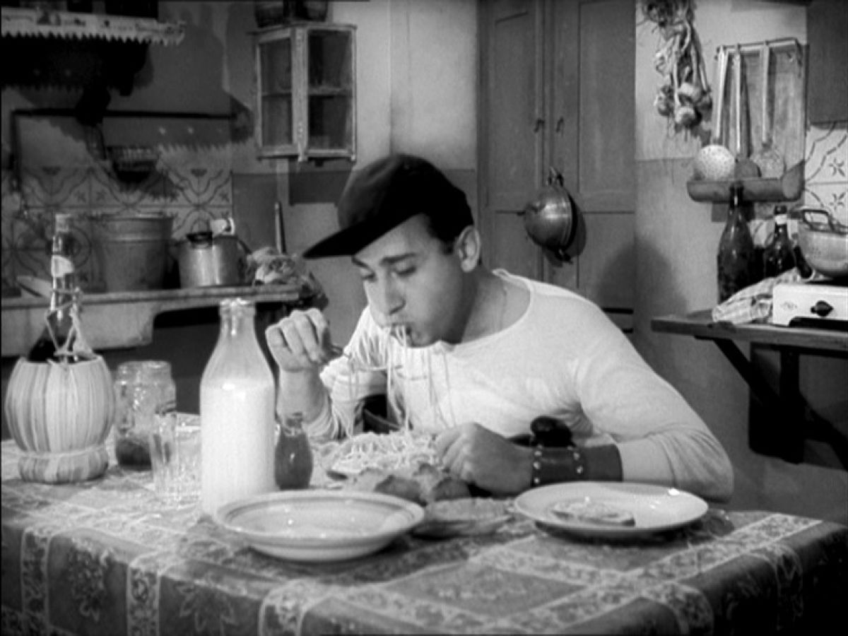Alberto Sordi in una famosa scena di Un Americano a Roma