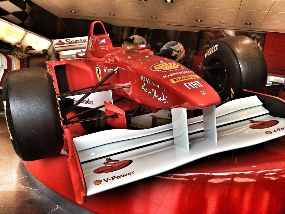 la Ferrari F1 via accoglierà nella hall dell'hotel