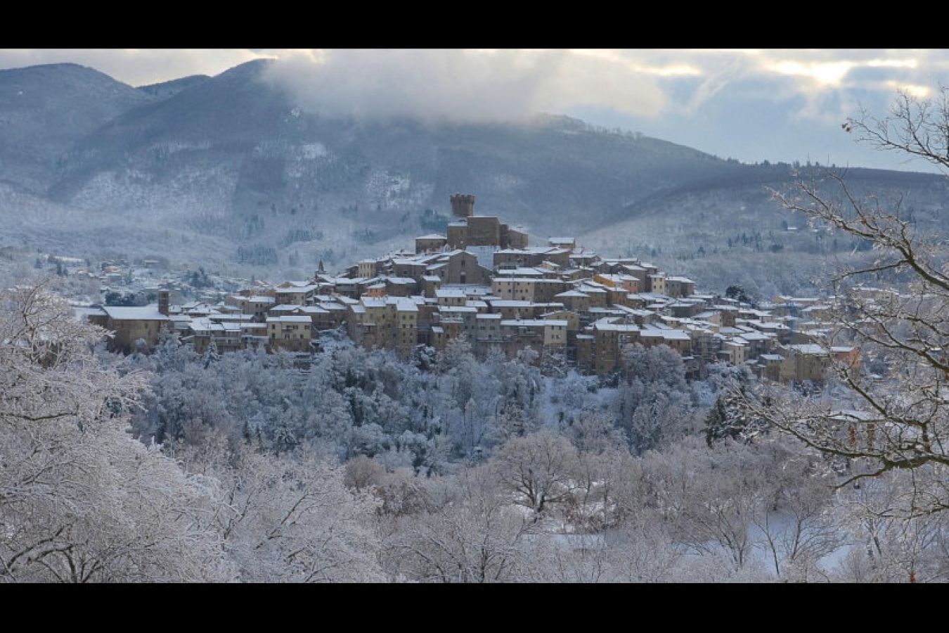 Il borgo di Castel del Piano sotto la neve