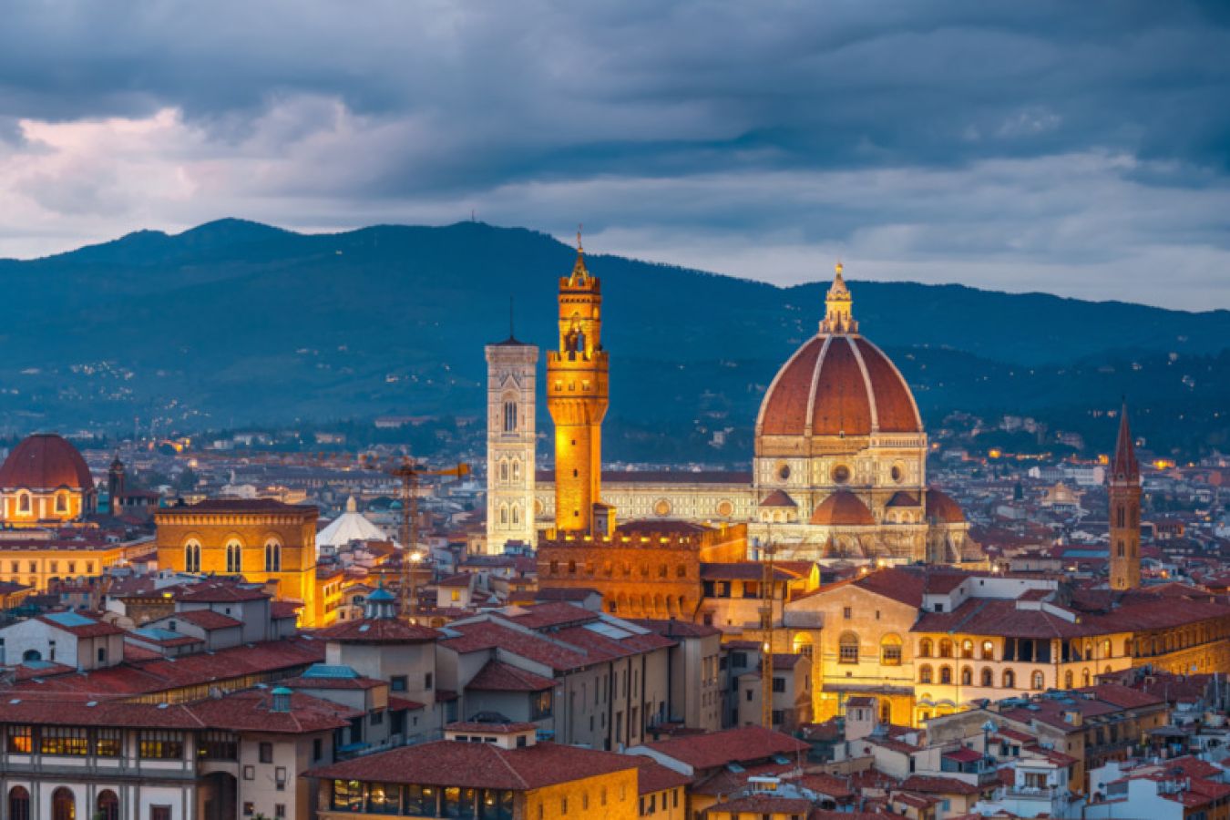 Vista di Firenze al tramonto con il Duomo in primo piano