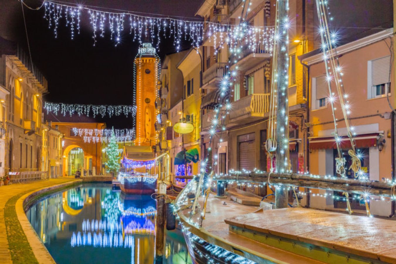 La laguna di Comacchio addobbata durante le feste