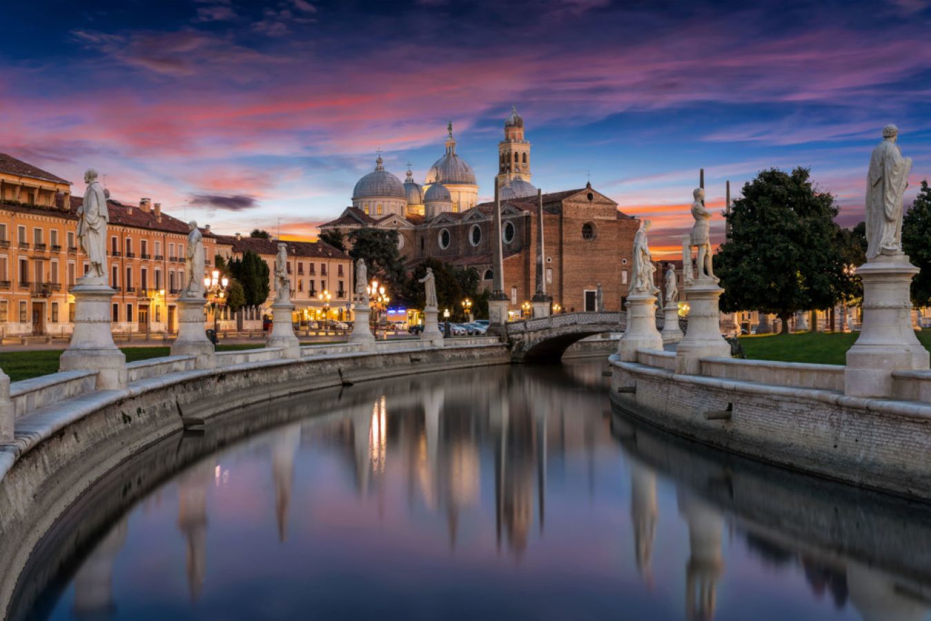 Piazza Prato della Valle al tramonto, Padova