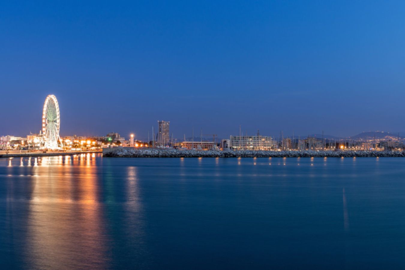 Il lungomare di Rimini alla sera