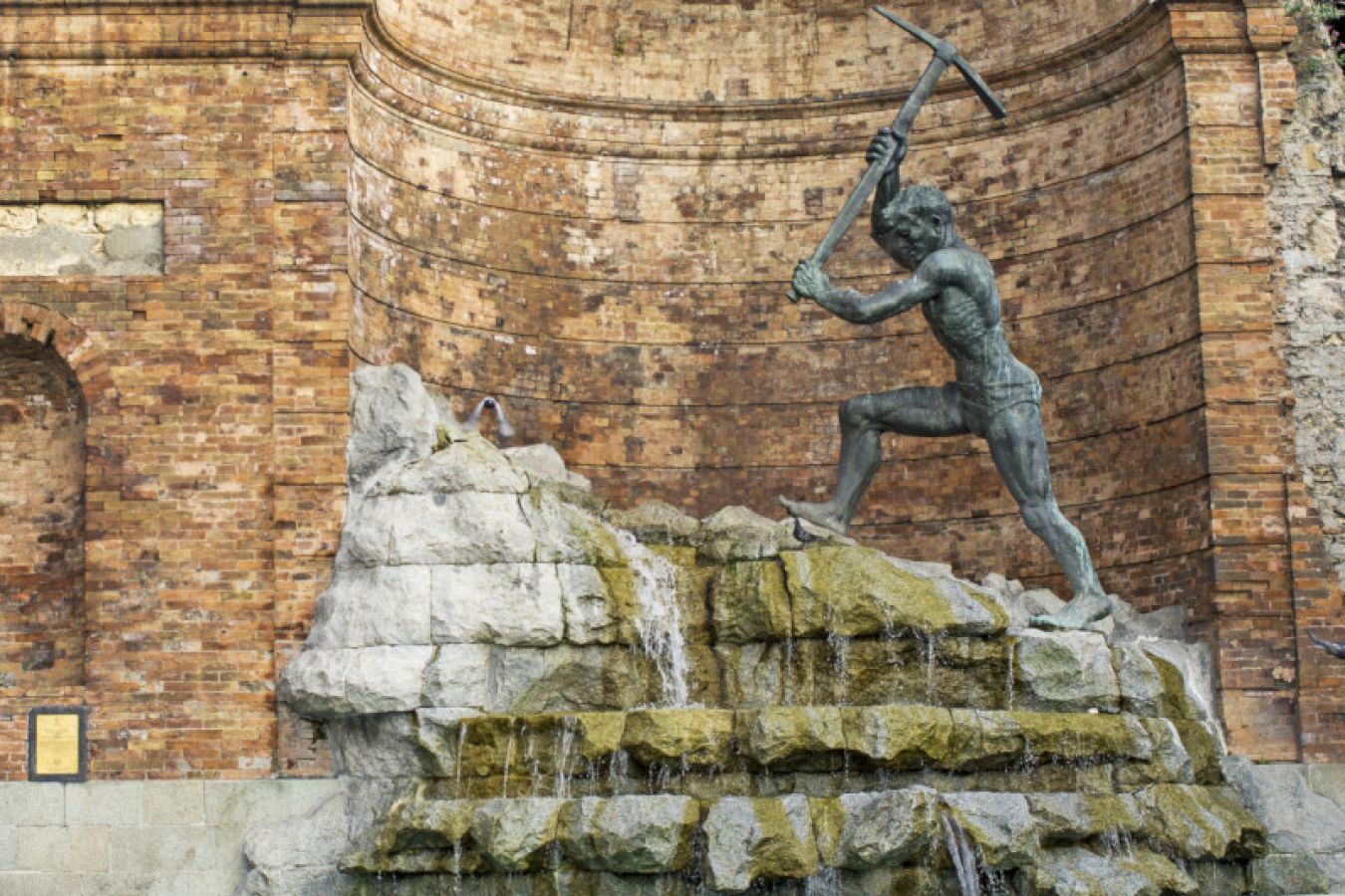 La fontana monumentale de il Cavatore a Catanzalo